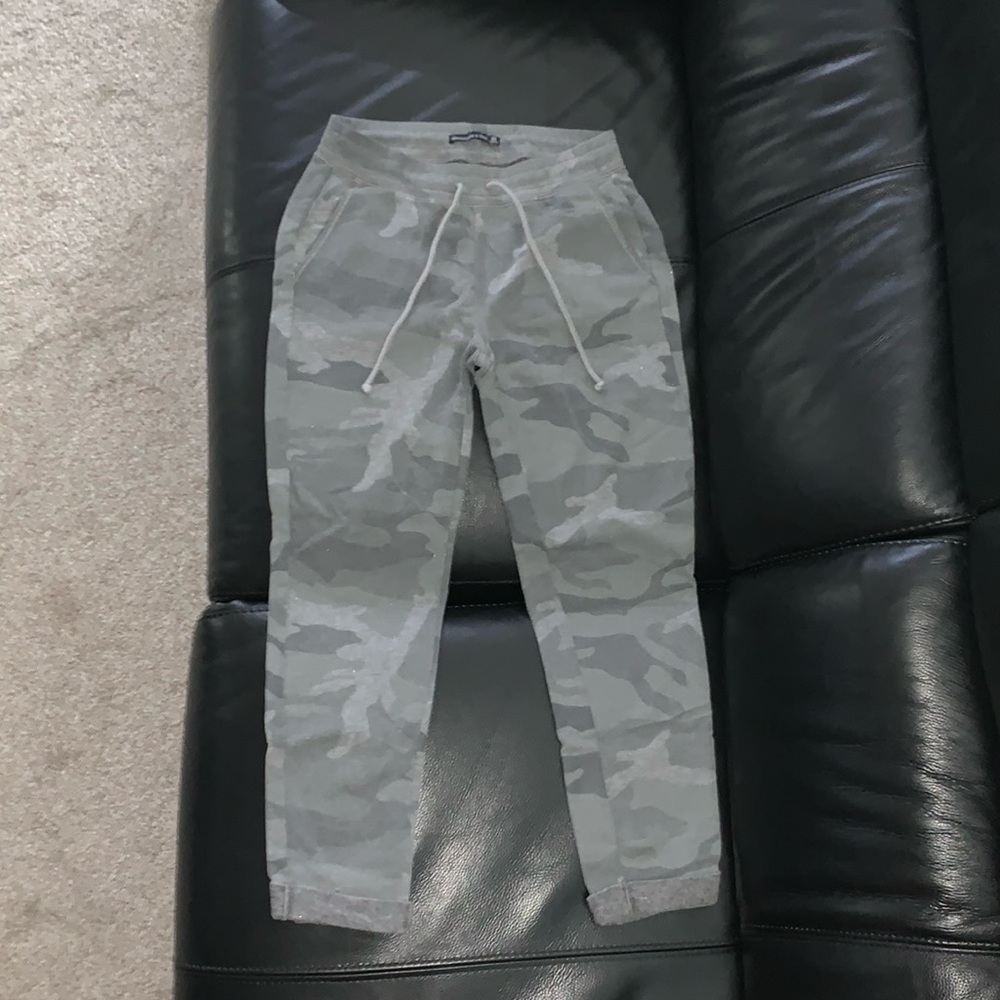 Abercrombie women’s sweat pants in camo army XS